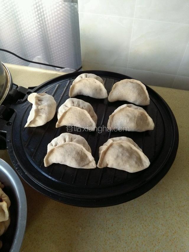 包成自己喜欢的样子，电饼档上刷上点油，把包好的锅贴放到电饼档里，盖上盖子焖熟。