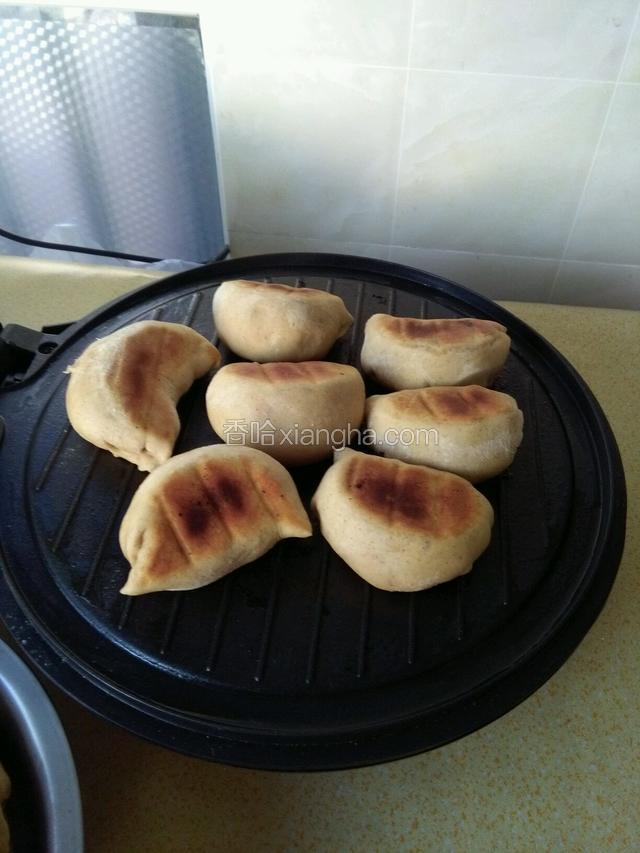 锅贴煎到两面成金黄色大约15分钟就熟了。