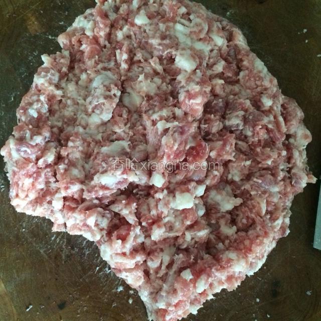 猪肉洗净切片后剁成肉末。