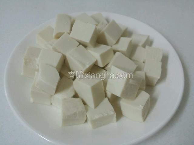 把豆腐切成块