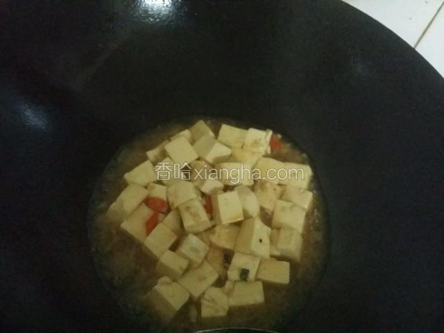 等油温热把蒜末下油锅爆香在加入豆腐少许水，适量的盐·味精·生抽·辣椒·胡椒小煮一会加入葱花即可
