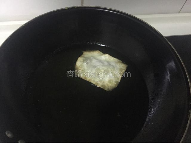 锅内放油烧热炸馄饨皮备用