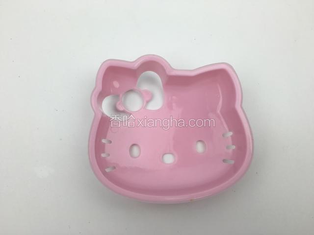 起锅装饰，我是用Hello Kitty 的模具，将米饭从模具的反面装入，按紧，把盘子盖上，反过来将模具正面有孔的地方放入芝麻装饰即可！