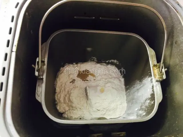 盐与发酵粉对角放，开启揉面功能，注意重要的一点是，如果你的面包机可以设定发酵时间，请设定30分钟，如果没有，请30分钟后关机