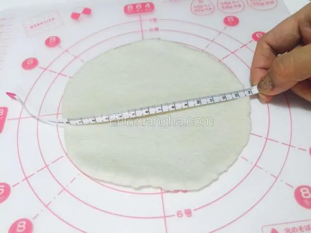 擀成直径14cm左右的圆形