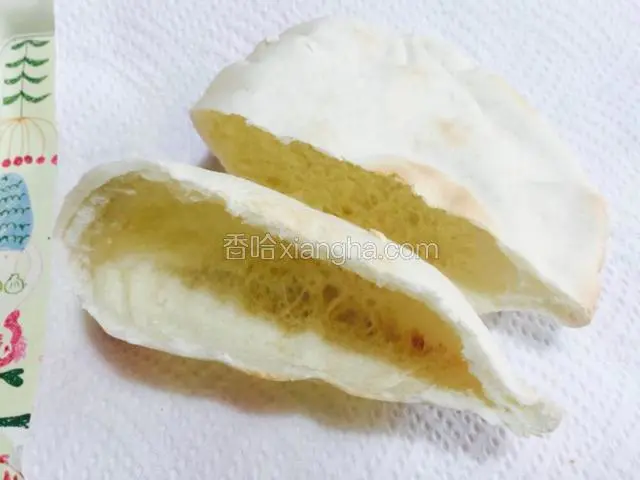 用切面包的专用刀切开（热的时候就可以）注意不要太用力，会塌的，如果刀不好切，可以切一个开口后，用剪刀剪开也可以