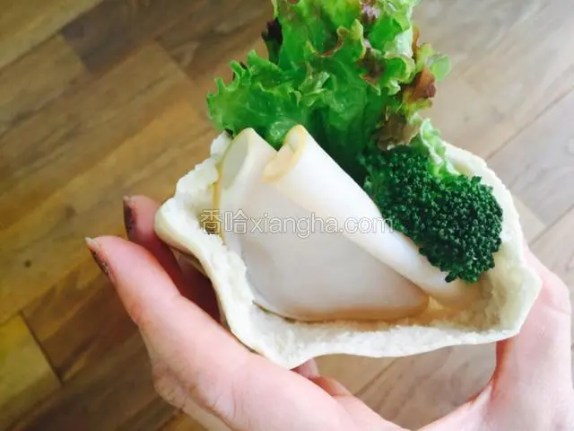 然后放入喜欢的食材，因为是生菜多，我用沙拉酱调味