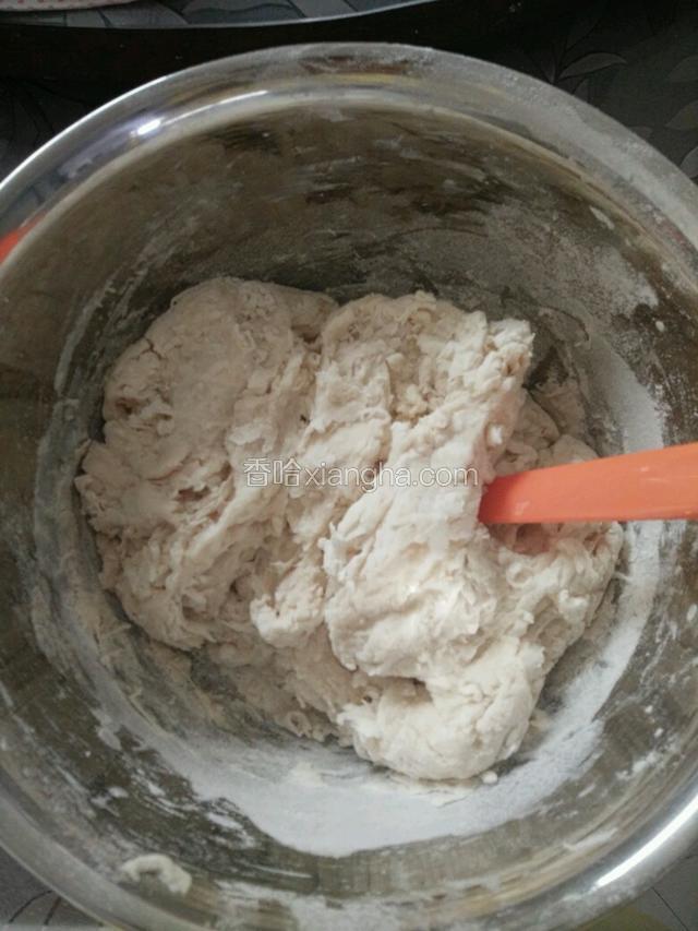 将大豆油以外的材料全部混一起揉匀