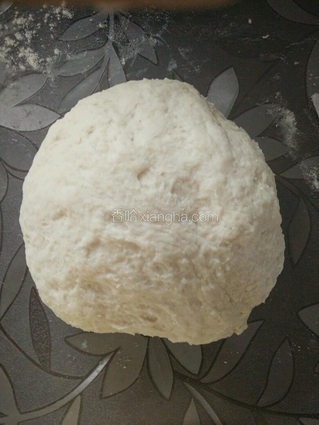揉成一个面团至不粘手状态，在继续揉十分钟至面团光滑