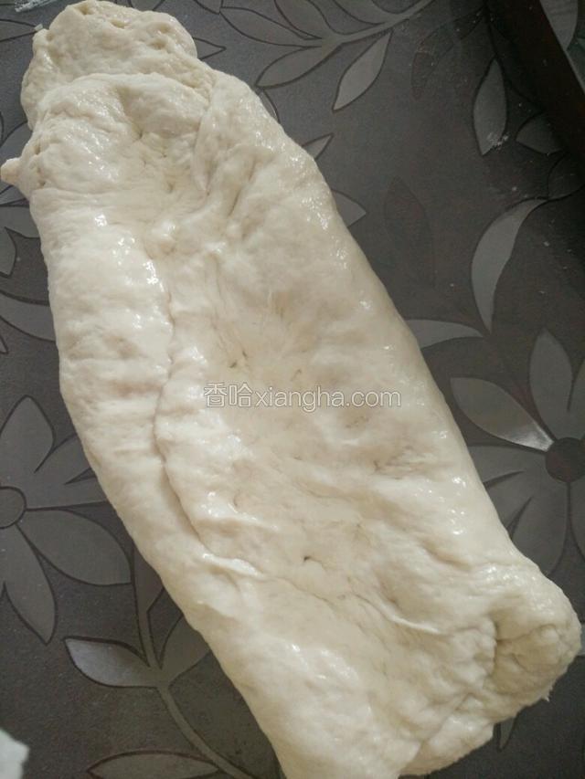 然后再加入大豆油，用按揉的方式直到面团吸收油