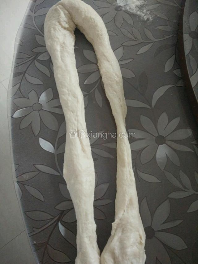 再用摔打揉搓的方式，使面团出筋，面团延伸的更长，就说明筋性越多，这样面包才会更松软