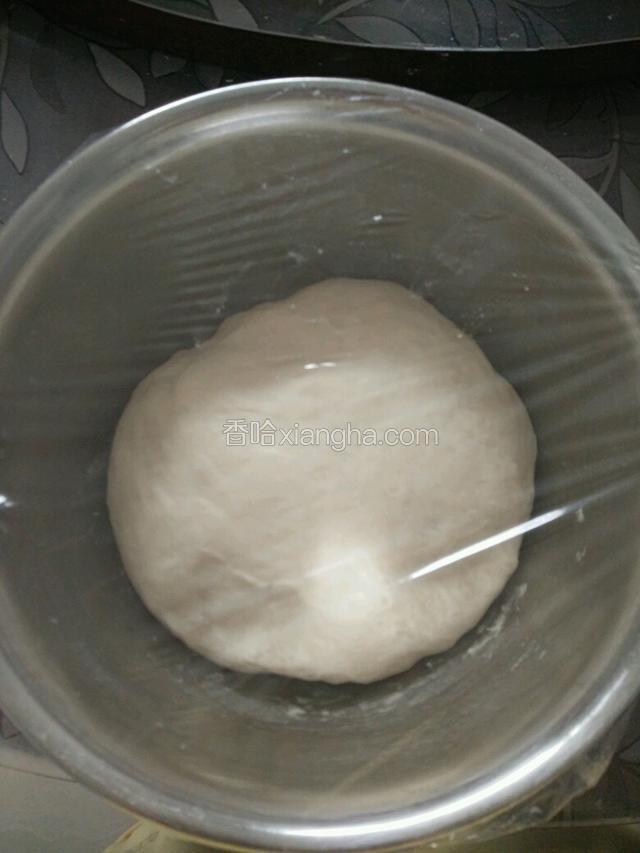然把面团揉圆放入大盆中，放在温暖的地方发酵，大概60分钟至90分钟左右，看地方的温度