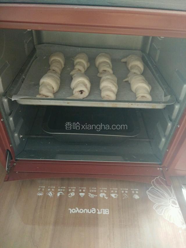 全部弄好后，放在烤盘摆好，准备一小盆热水，放入烤箱下层，面包放上层，进行最后一次发酵，大概半小时，发至俩倍大然后取出