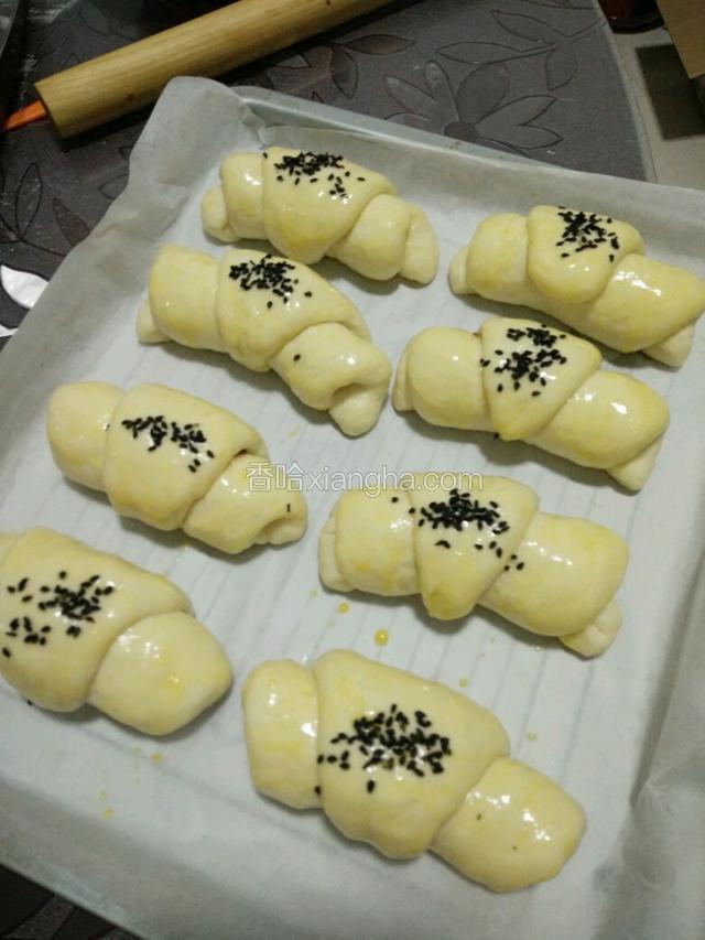 烤箱预热十分钟，将发好了的面团涂上全蛋液，在洒上芝麻，放入烤箱，以170度烤二十分左右钟即可，看个人烤箱的温度，