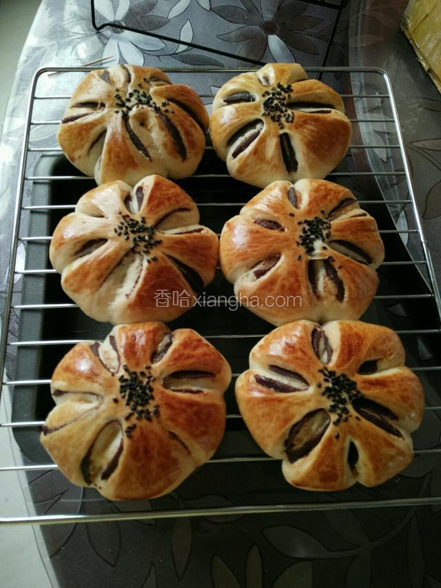 也做了这种豆沙梅花面包的造型