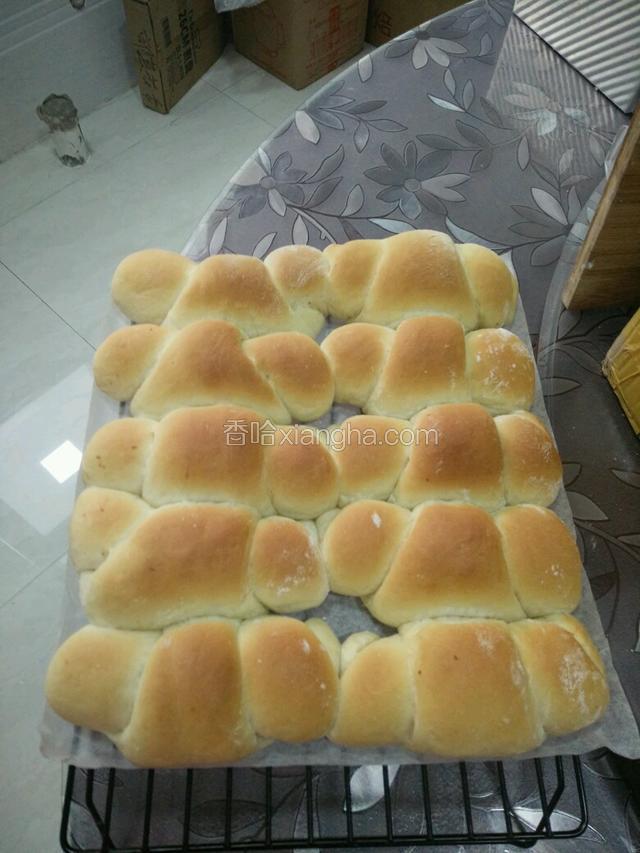 来张没有刷蛋液的面包，颜色也是很漂亮的哦，造型自己可以随意摆弄哦