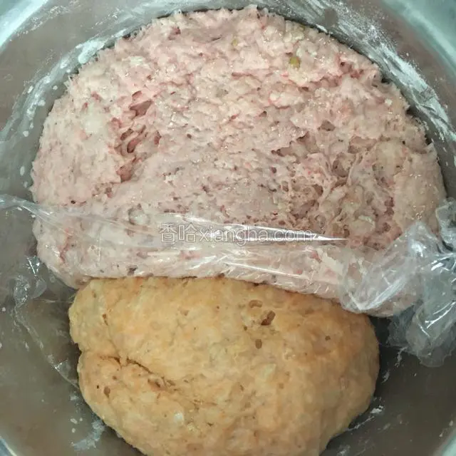 发面等一个小时！待面长出好多蜂窝拿起来轻轻的就可以了！