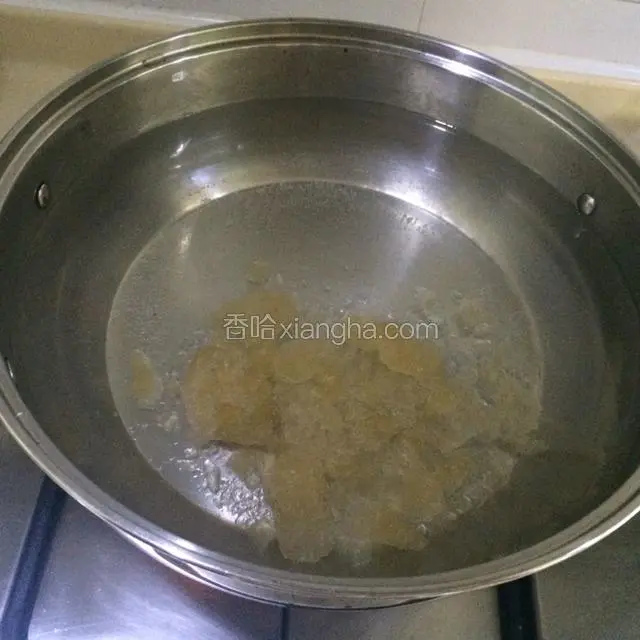 矿泉水水中加冰糖烧开至冰糖溶化。