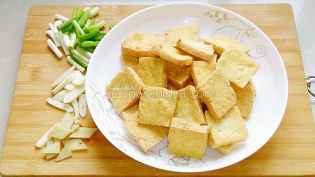 准备食材，豆腐用高油温炸至金黄