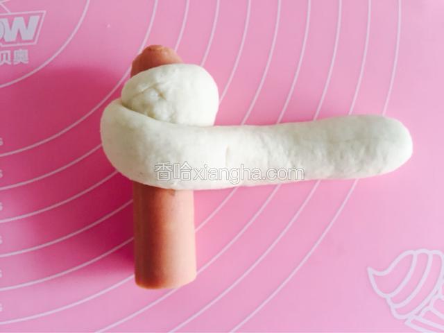 把长形发面缠在火腿的一端