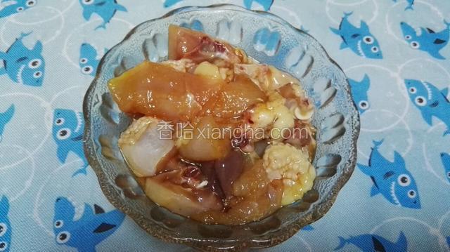 鸡肉适量油 盐 胡椒粉 香麻油  酱油  拌匀放置10分钟入味