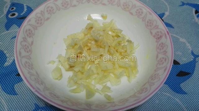 蒜瓣切成细粒