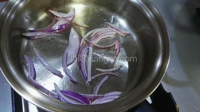 慢火烧热放油炒香洋葱