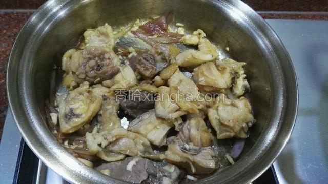 放鸡肉炒香变金黄色