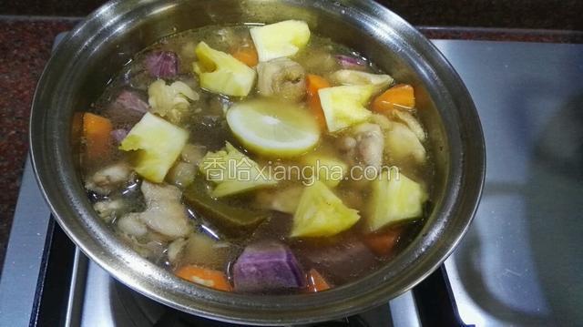 把咖喱块 菠萝  柠檬(去皮)放入加清水盖过食材