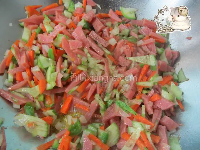 等黄油化开后把菜倒入翻炒放入盐和黑胡椒粉翻炒出锅备用