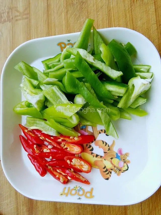 尖椒，米椒切条。