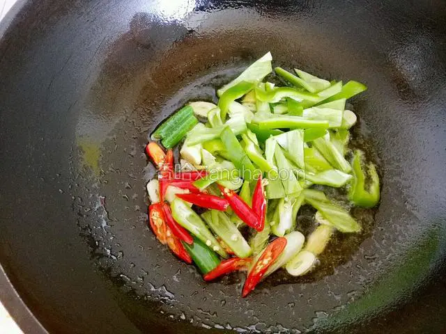下尖椒，米椒翻炒。