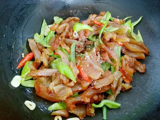 加适量盐，花椒粉，鸡粉翻炒均匀即可。