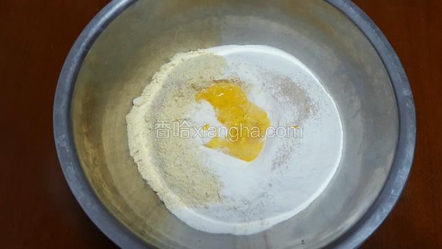把适量的孝母，糖，鸡蛋放在一起搅拌