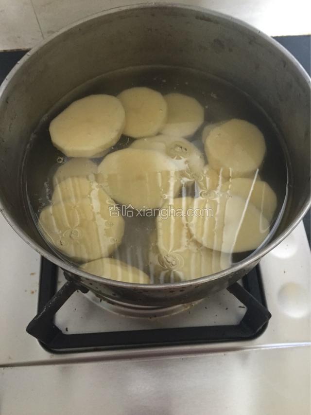 土豆切片开水煮熟