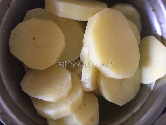 煮熟后捞出沥干水分