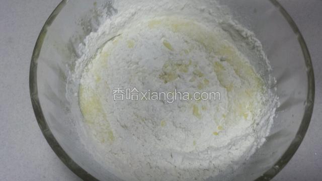 筛入低粉和泡打粉。