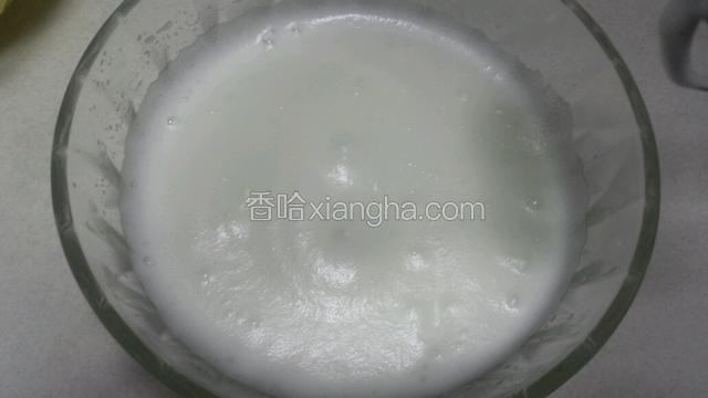 中高速搅打至蛋白糊出现明显的纹路。