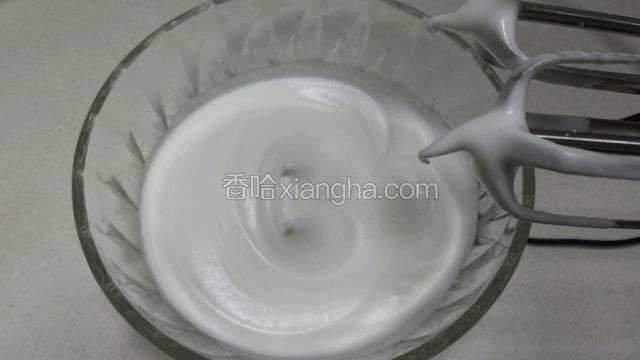 加入三分之一糖，继续中高速搅打至湿性发泡，即打蛋器拉出大弯钩。
