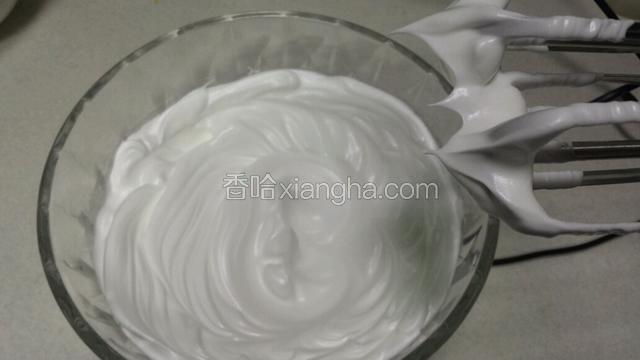 加入剩下的糖继续搅打至干性发泡，即打蛋器拉出直角钩，停止打发。