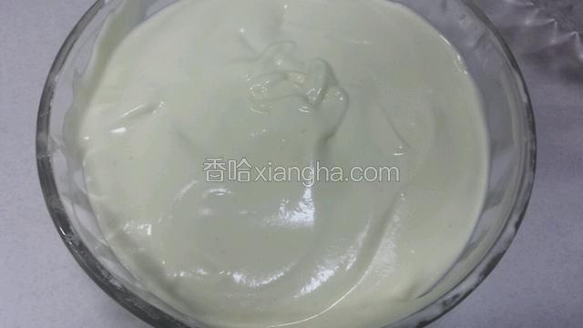 用翻拌的手法搅拌均匀，注意手法要轻，不要划圈，避免消泡。
