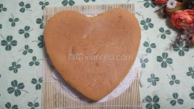 烤好后迅速出炉，倒扣在烤网上冷却后，用手按压模具四周，手动脱模，成功脱模后的蛋糕正面图。