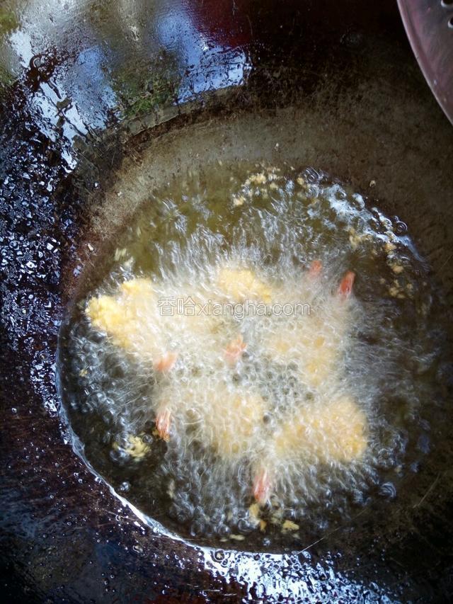 取锅 倒油 中火烧开  等油致三成热时放入沾好面包糠的虾 转小火炸至金黄即可