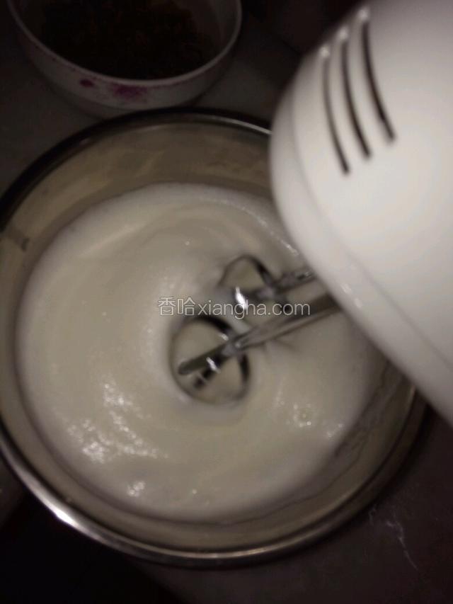 继续搅打至蛋白开始变浓稠，表面出现纹路时再加入约20克白糖。
