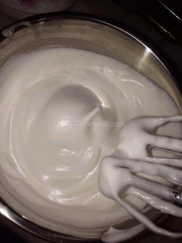 继续搅打，当提起打蛋器时，蛋白能拉出一个短小直立的尖角，就可以停止搅打了。