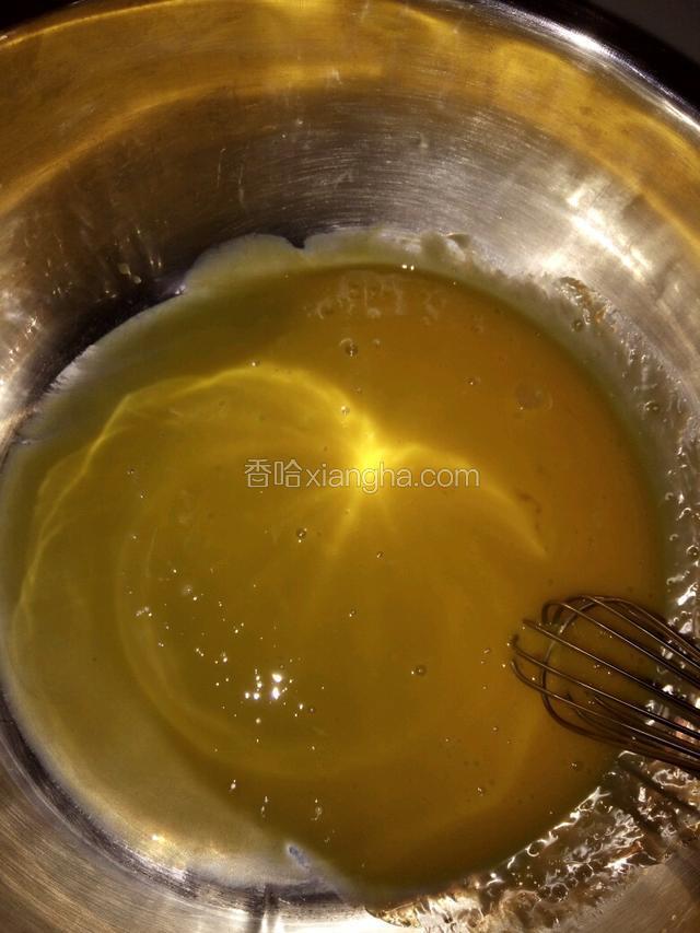 把5个蛋黄用手动打蛋器打散，并依次加入40克牛奶，40克玉米油，剩下的白糖，并搅拌均匀。