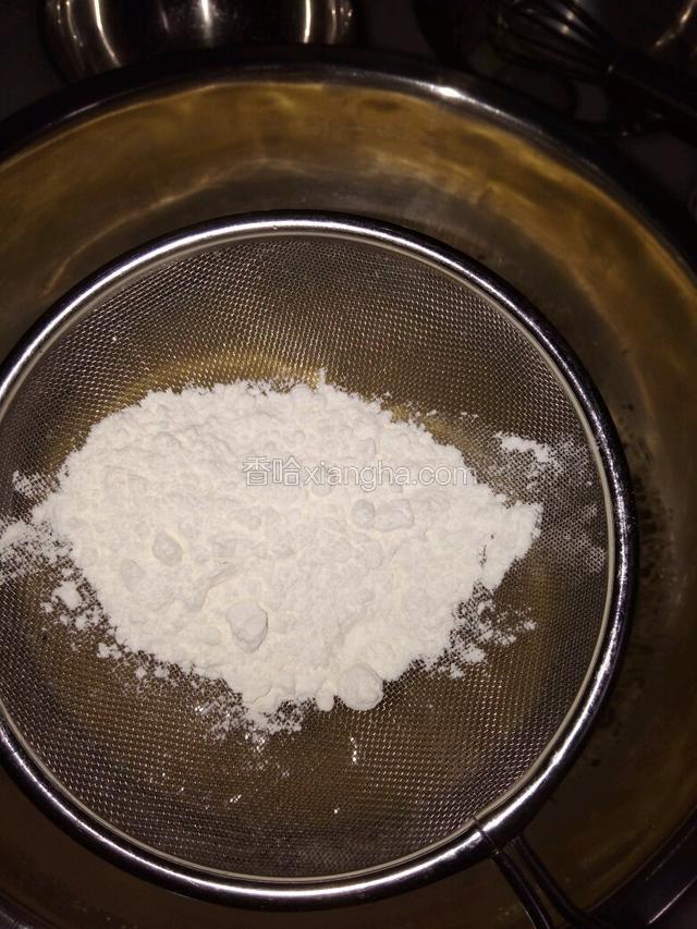 把蛋糕粉筛入蛋液里。