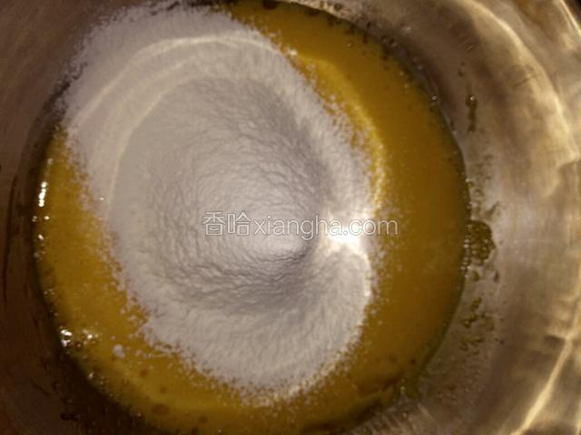 把筛入的蛋糕粉用刮刀搅拌均匀。