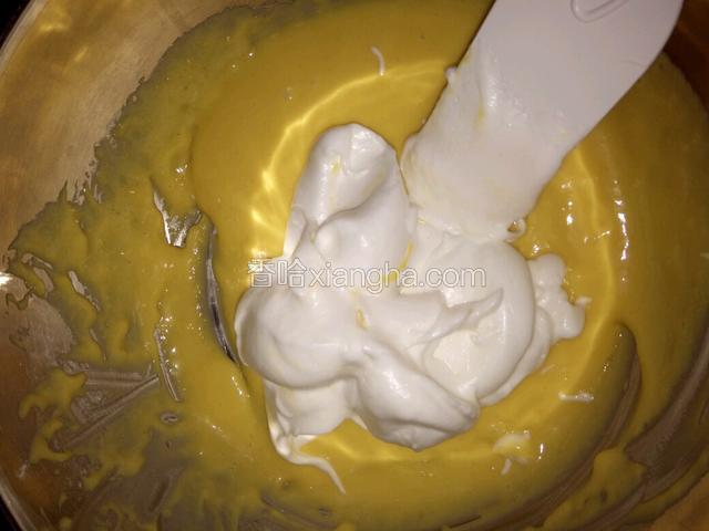 搅拌均匀后，把一半的蛋白放入用刮刀搅拌均匀。