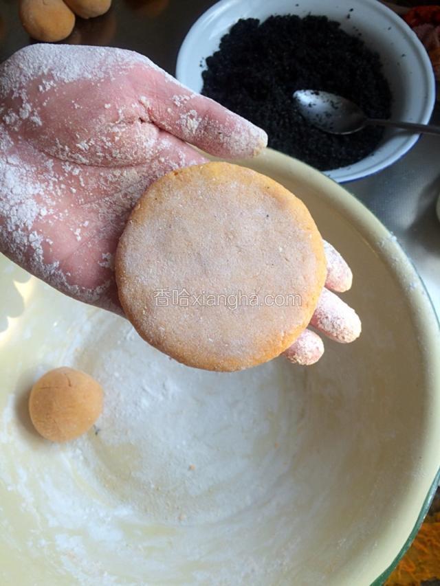 包上芝麻馅料，搓圆后，压成圆饼状